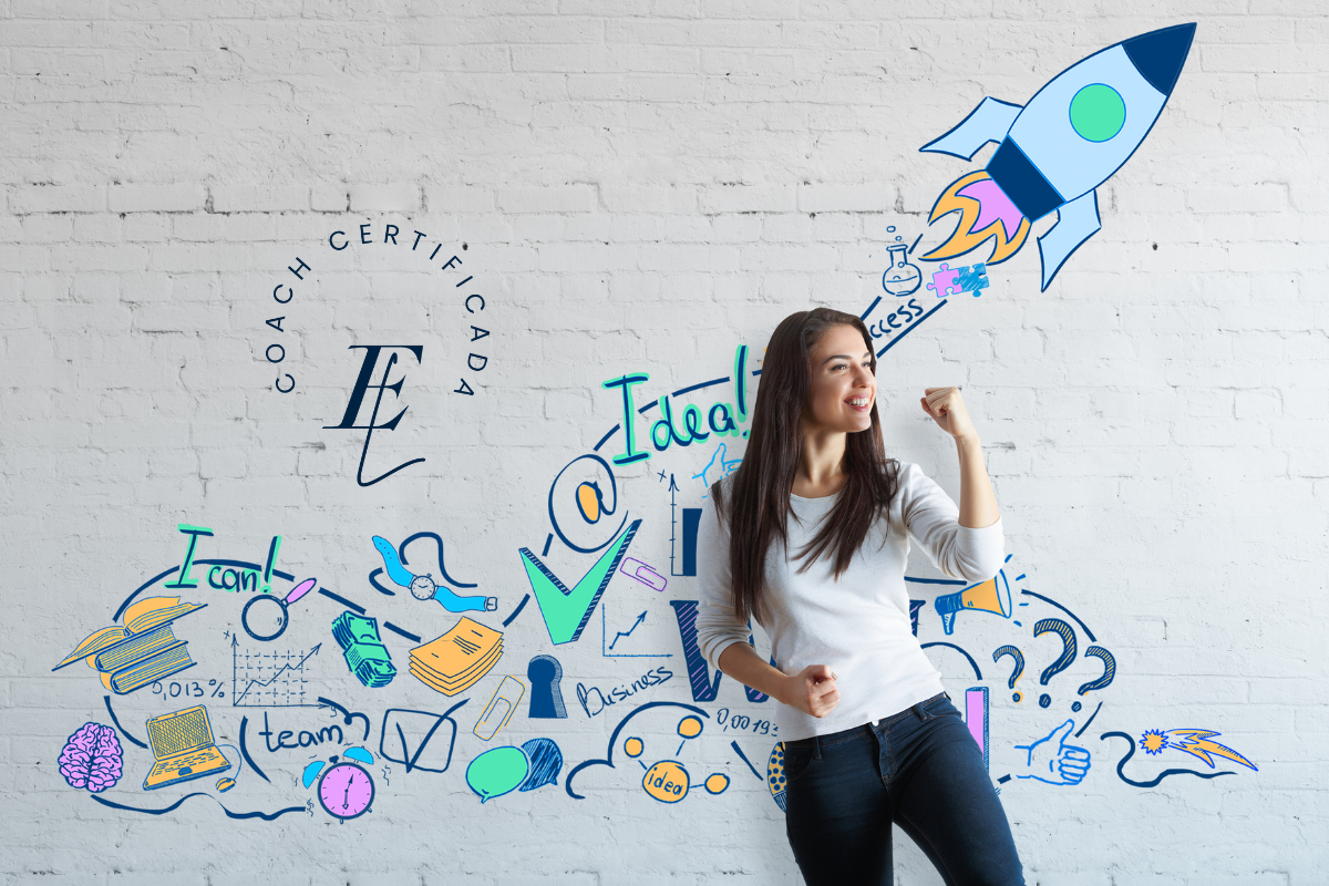 Mujer sonriendo mientras escribe ideas sobre su propósito laboral y bienestar personal – Coach Evelyn Loor